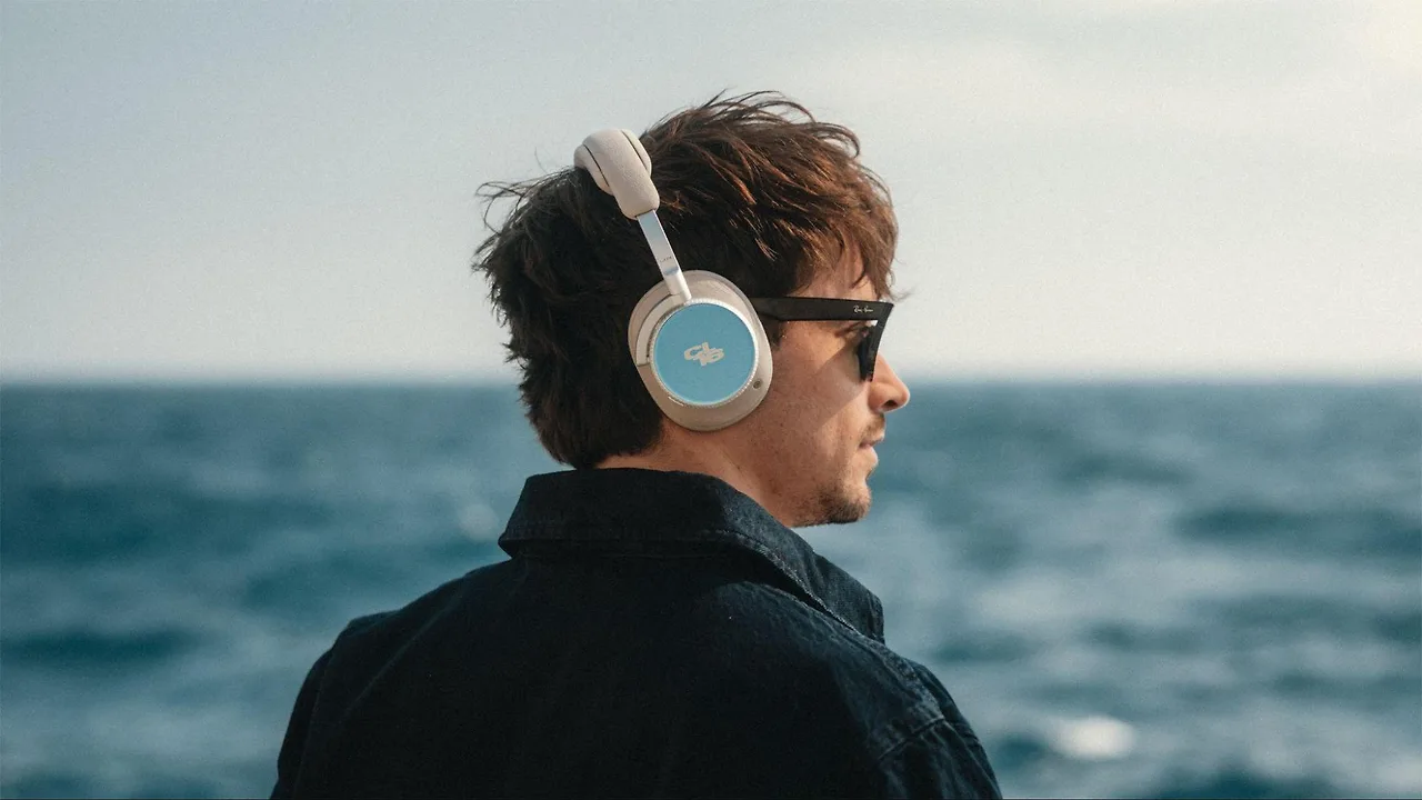 “Hoàng tử F1” Charles Leclerc cũng có cho mình một bản collab với Beoplay H100. Logo thương hiệu cá nhân CL16 của tay đua người Monaco và sắc thiên thanh Địa Trung Hải tìm thấy nhau trên kính ốp hai bên tai nổi bật của H100. Ảnh: Bang & Olufsen