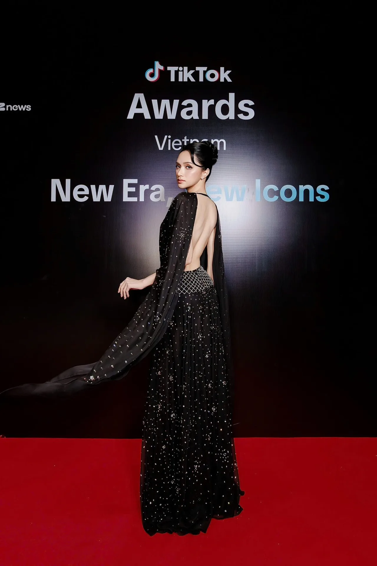 Hoa hậu Hương Giang diện đầm đen maxi sequins