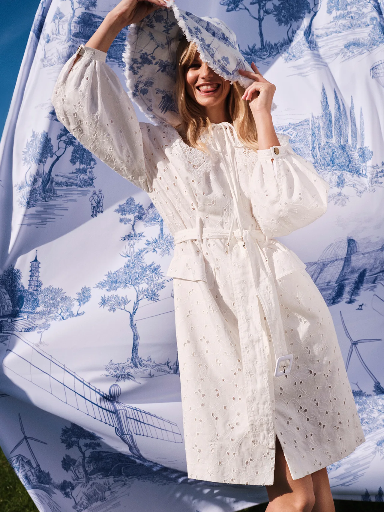 đầm trắng Xuân Hè 2022 của TED BAKER