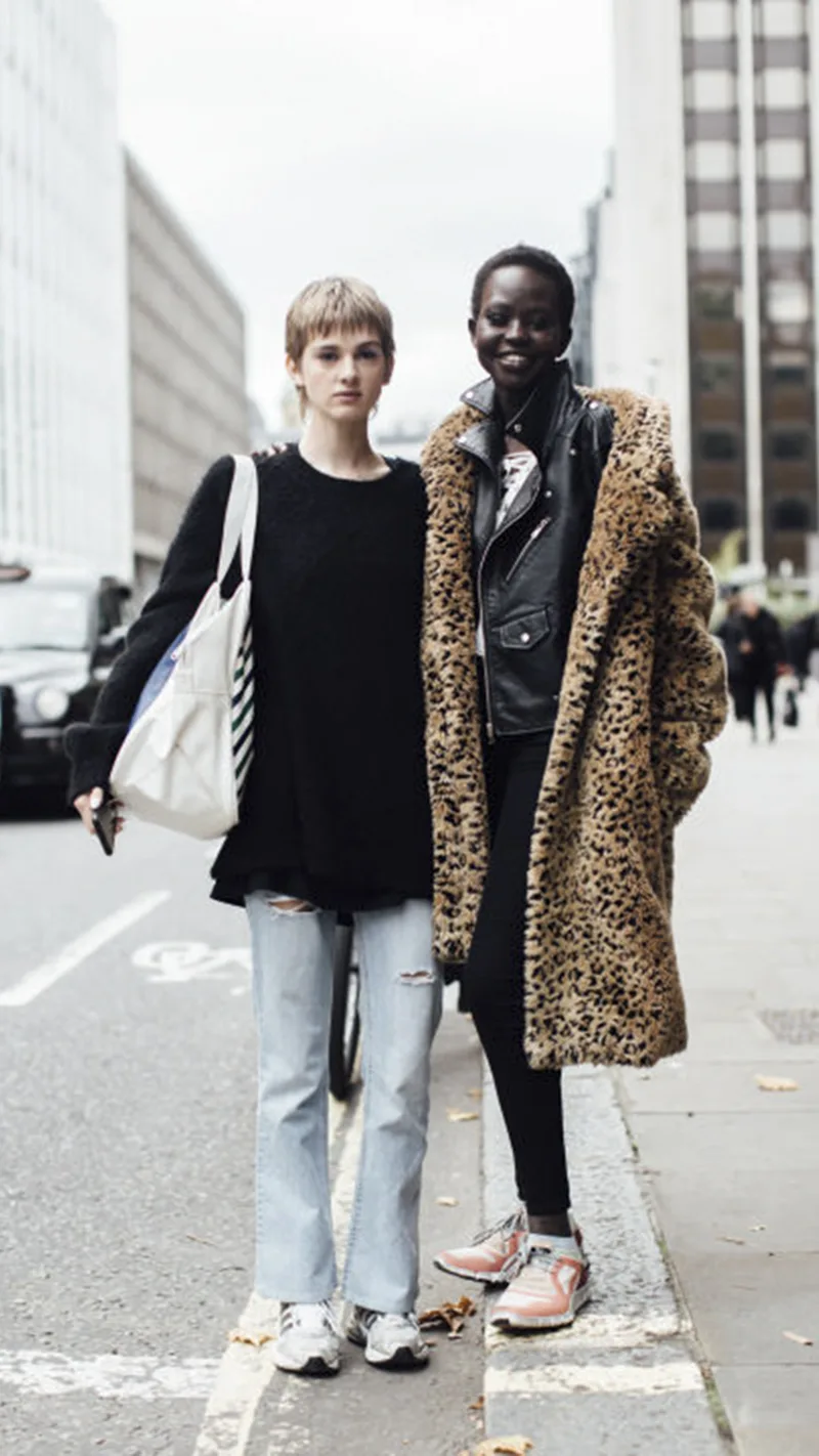 Biểu tình tại show của Burberry tại tuần lễ thời trang London Fashion Week 2018 Biểu tình tại show của Burberry tại tuần lễ thời trang London Fashion Week 2018