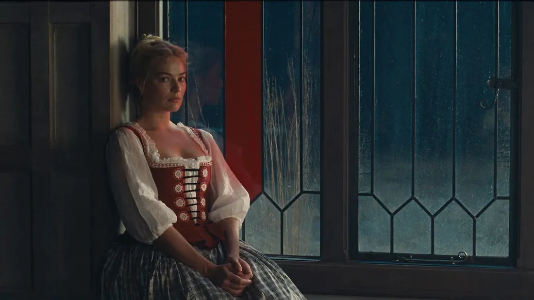 Corset cách tân thêu tỉ mỉ trên nền đỏ thẫm nổi bật, được kết hợp cùng chân váy kẻ ô và áo ghi-lê peplum, tạo nên tổng thể cổ điển nhưng sắc sảo.