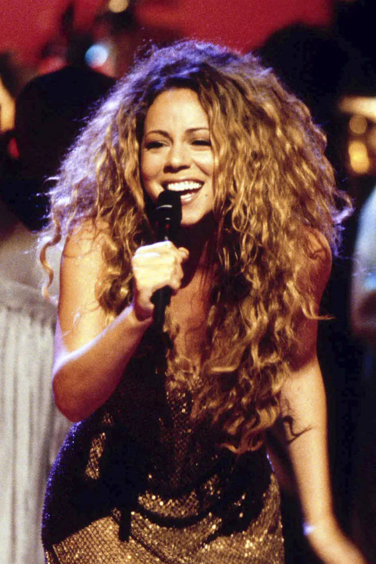 Mariah Carey với mái tóc xoăn nâu
