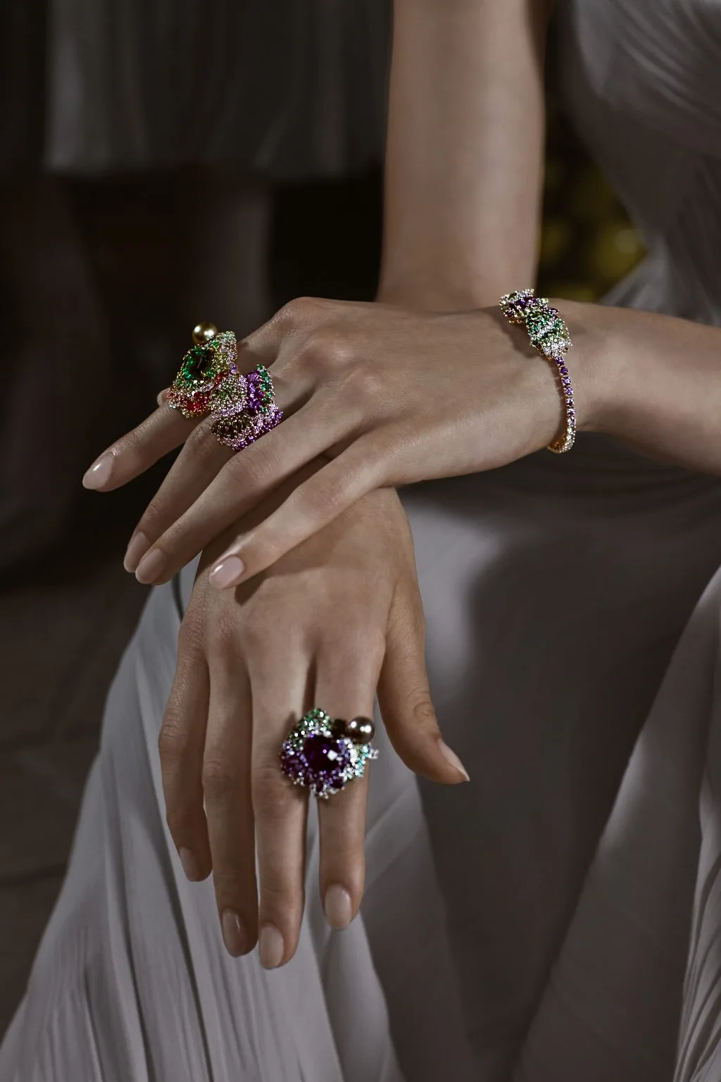 cận cảnh mẫu trang sức dior print trên tay người mẫu đang ngồi