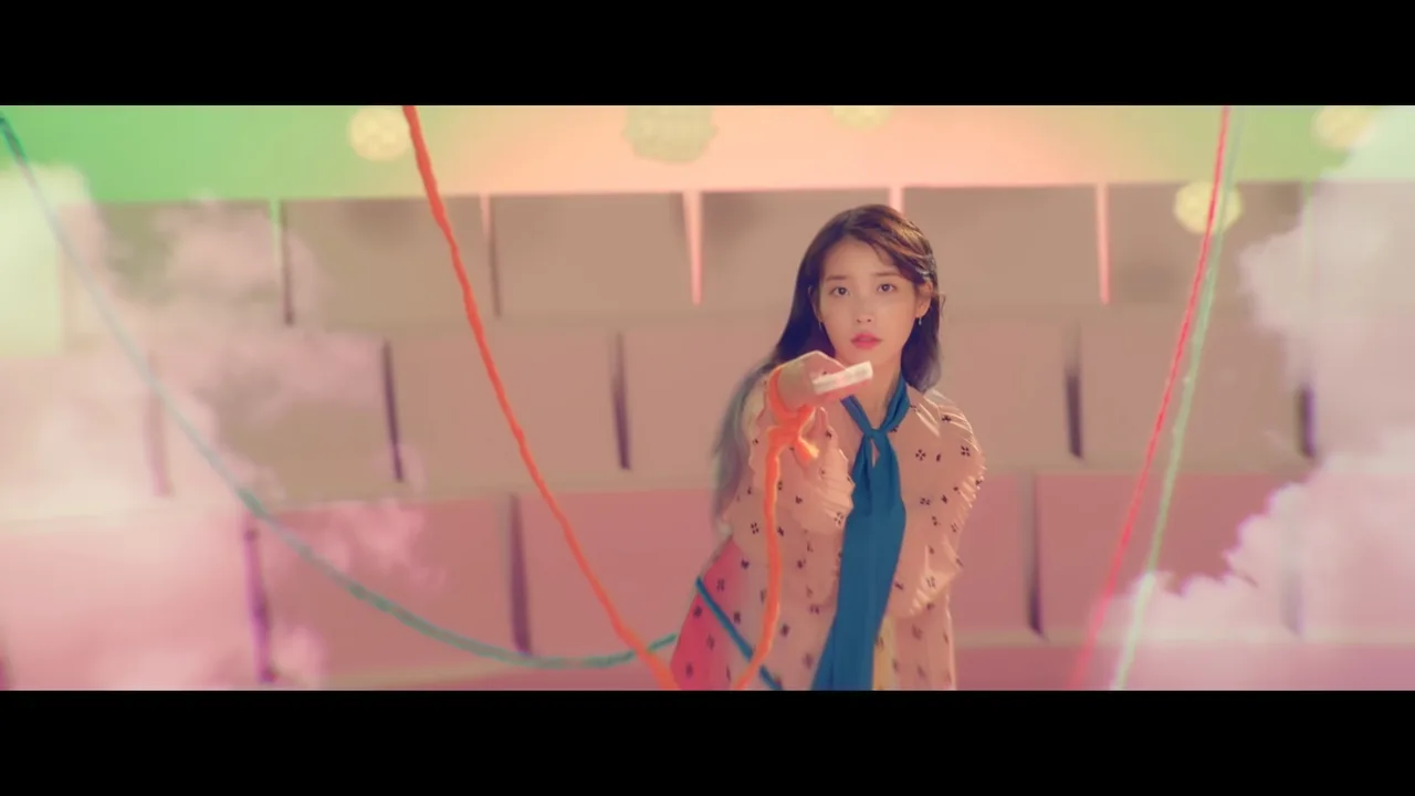 ca sĩ IU mặc đầm voan hồng trong MV Ending Scene