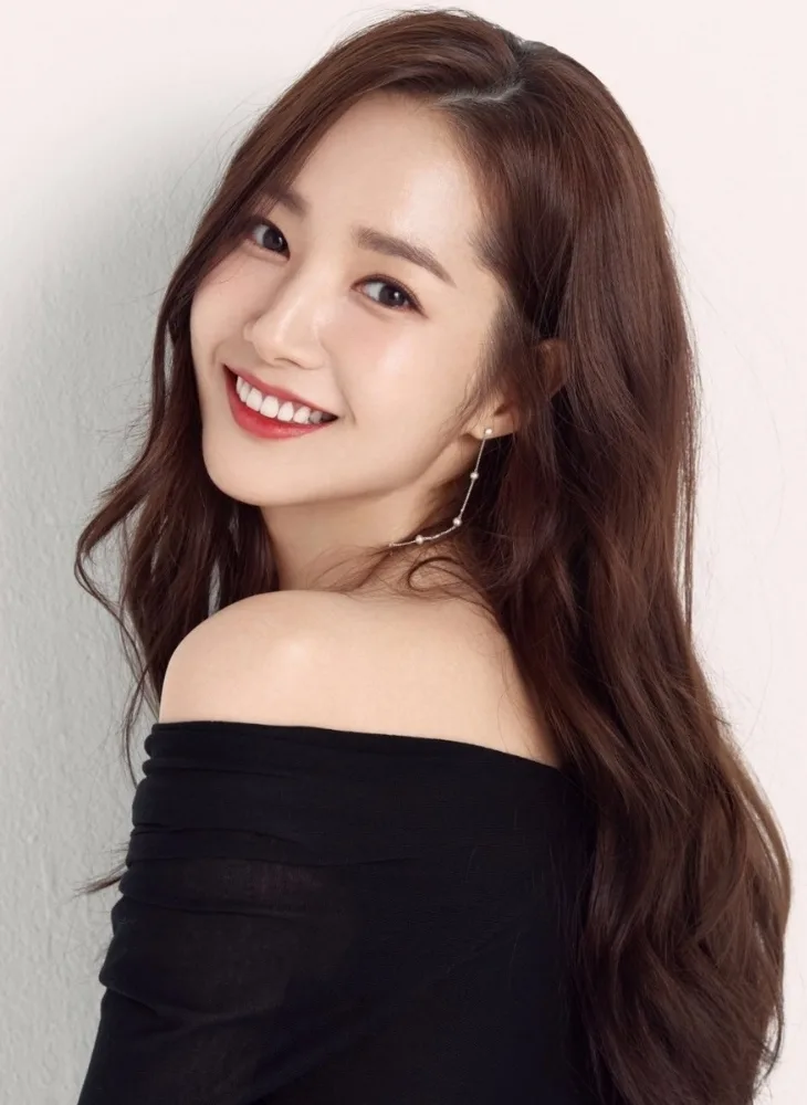 Park-Min-young với đôi gò má cao