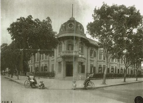 góc đại lộ Carreau và Henri-Rivière (phố Lý Thường Kiệt và phố Ngô Quyên ngày nay). Vào khoảng đầu thế kỷ XX (năm 1917 - 1918), người Pháp đã quyết định xây dựng tại đây một khách sạn 2 tầng, mang đặc trưng kiến trúc của Pháp với tên gọi Le Coq d’Or (Gà Trống vàng)