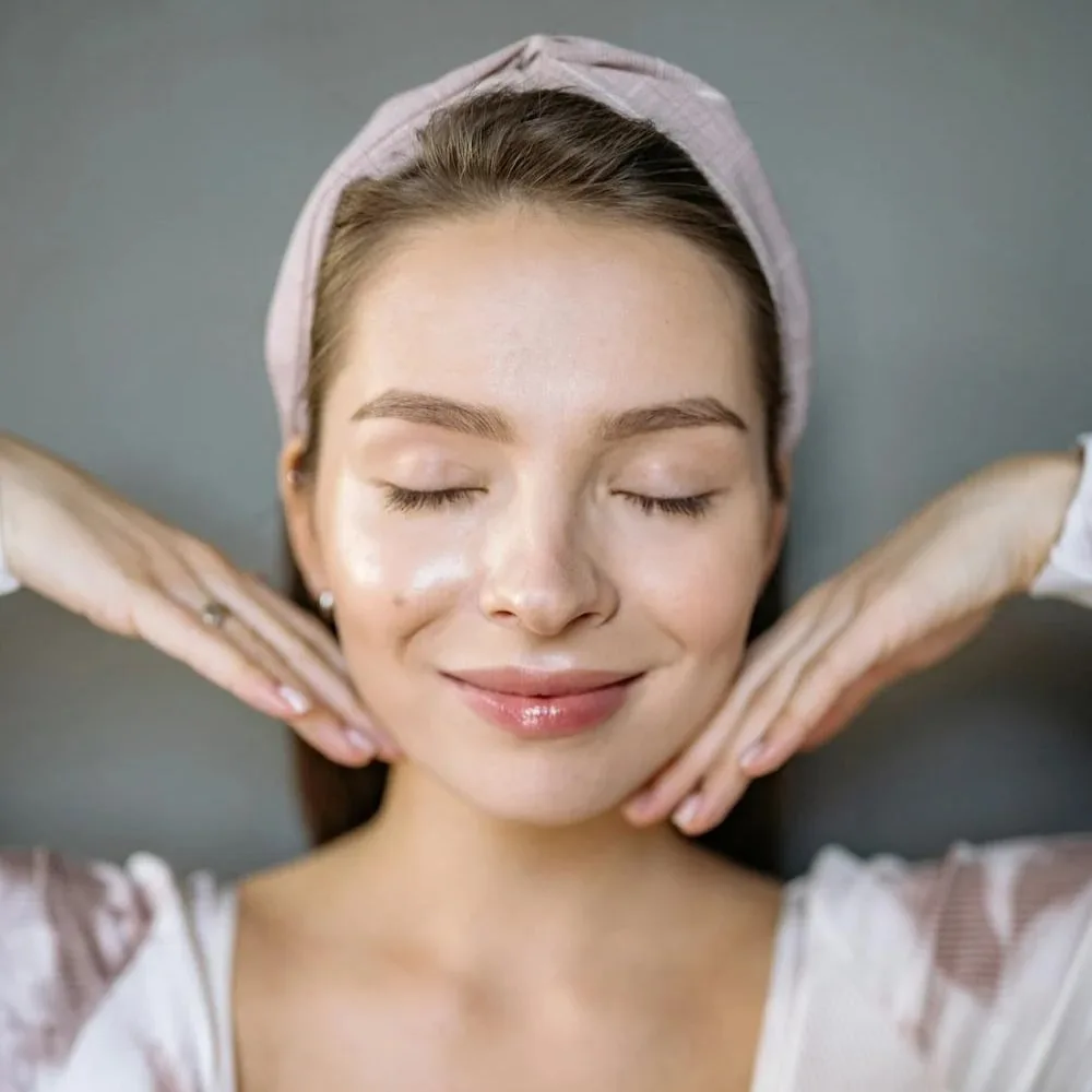Cô gái sảng khoái thực hiện yoga nâng cơ mặt