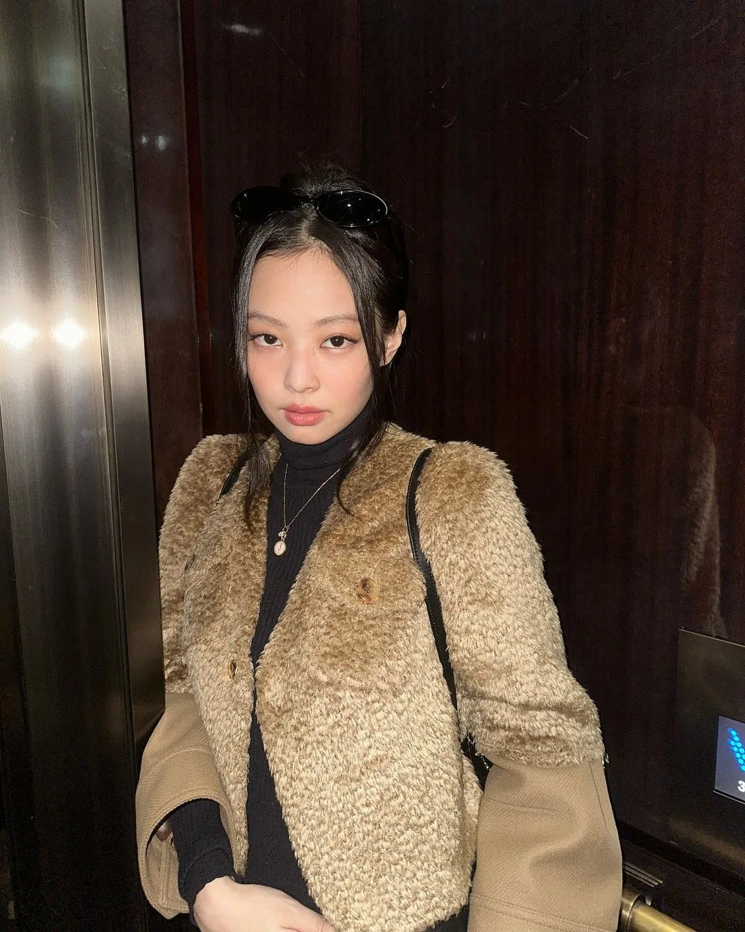 Jennie (BLACKPINK) diện áo cổ lọ màu đen
