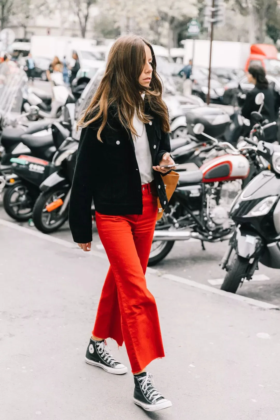 quần đỏ áo denim giày converse