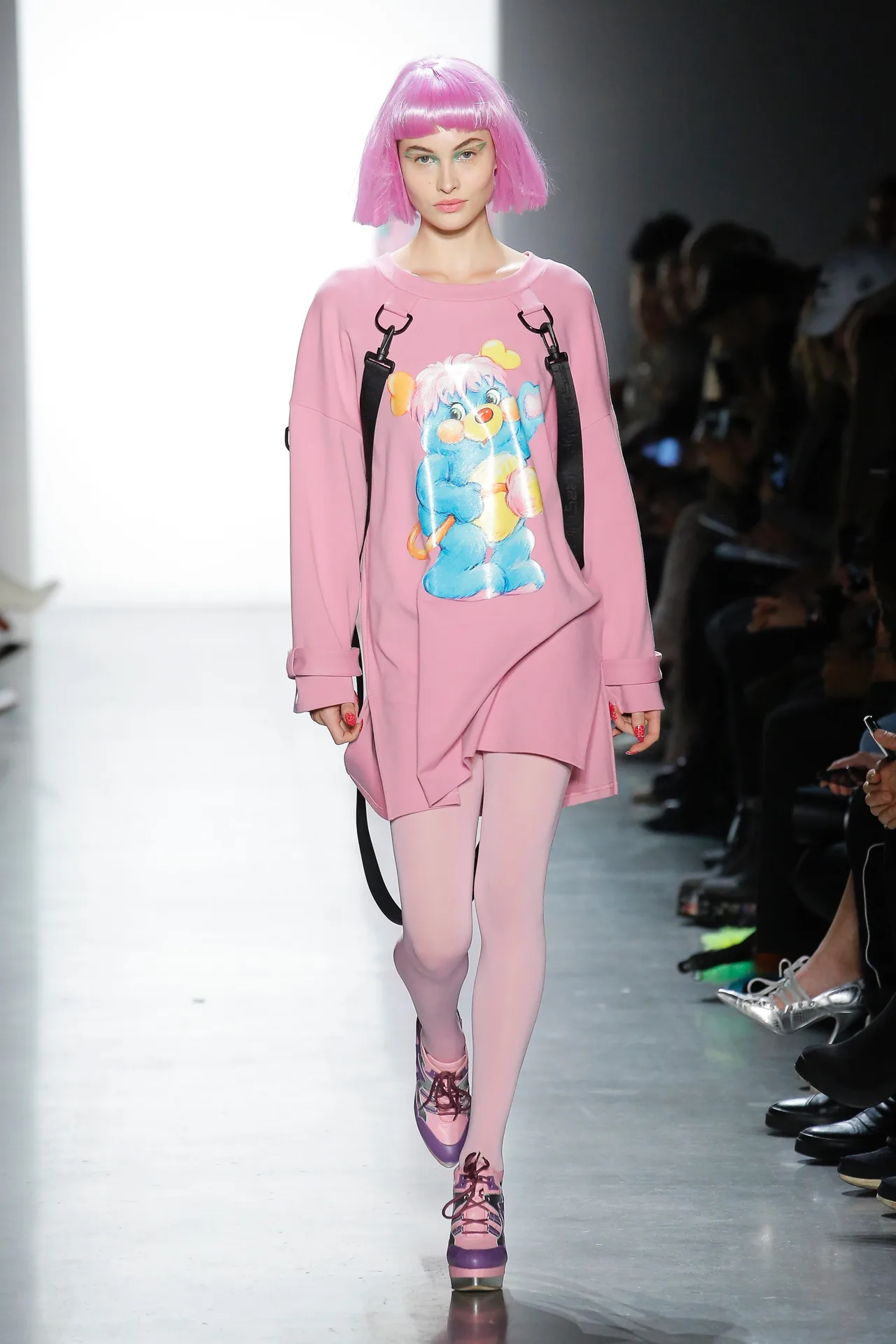 Thương hiệu Jeremy Scott Ready-to-wear Thu-Đông 2018: Rực rỡ sắc màu viễn tưởng 17 Thương hiệu Jeremy Scott Ready-to-wear Thu-Đông 2018: Rực rỡ sắc màu viễn tưởng 17