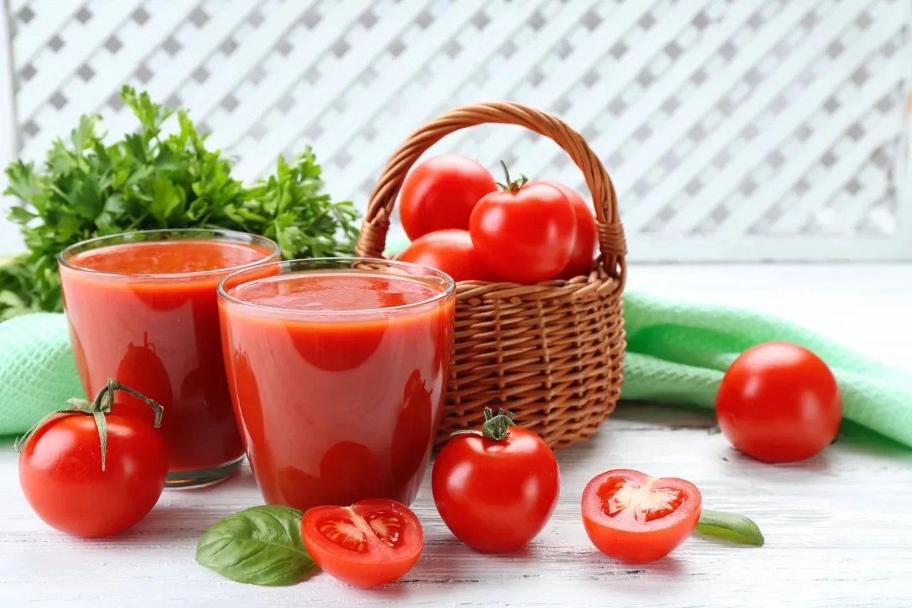 Trẻ hóa làn da với nước ép cà chua Trẻ hóa làn da với nước ép cà chua