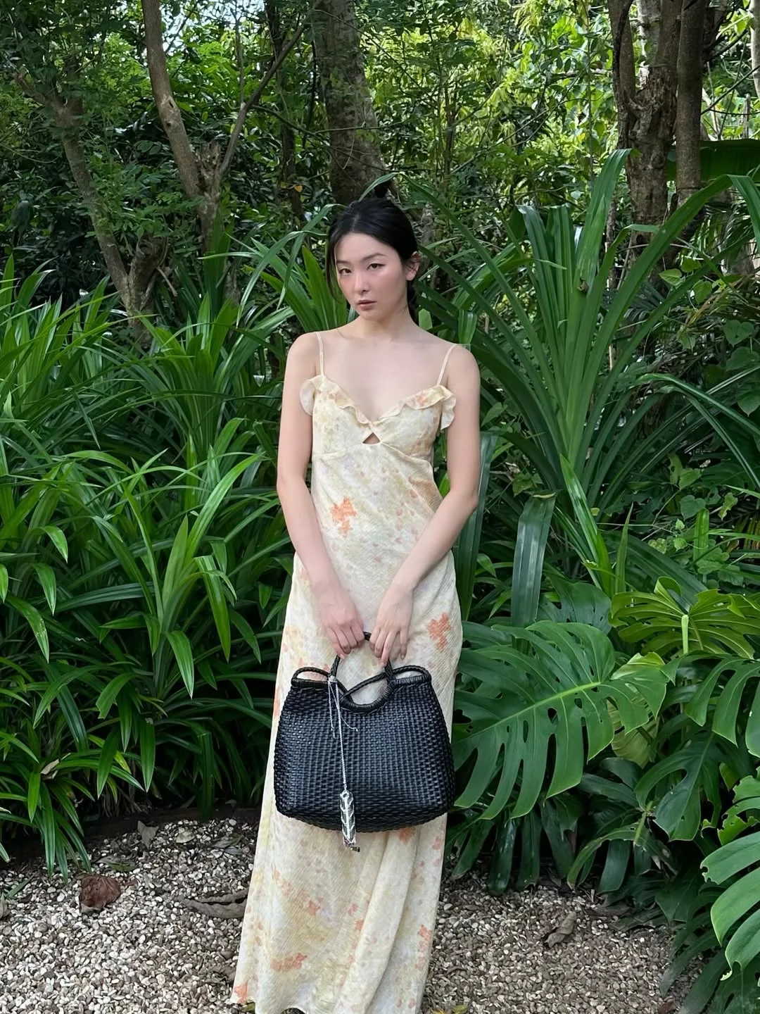 Váy lụa hai dây đi biển, item không thể thiếu trong tủ đồ mùa hè.