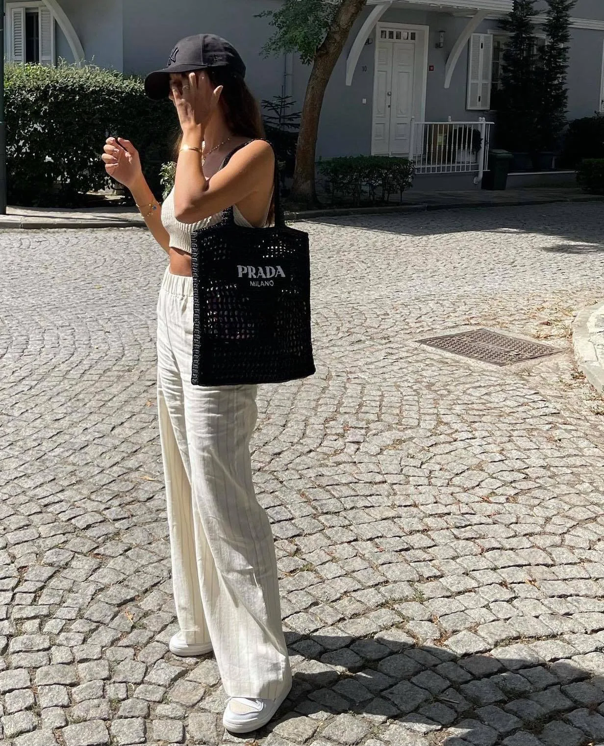 túi black raffia tote bag của Prada
