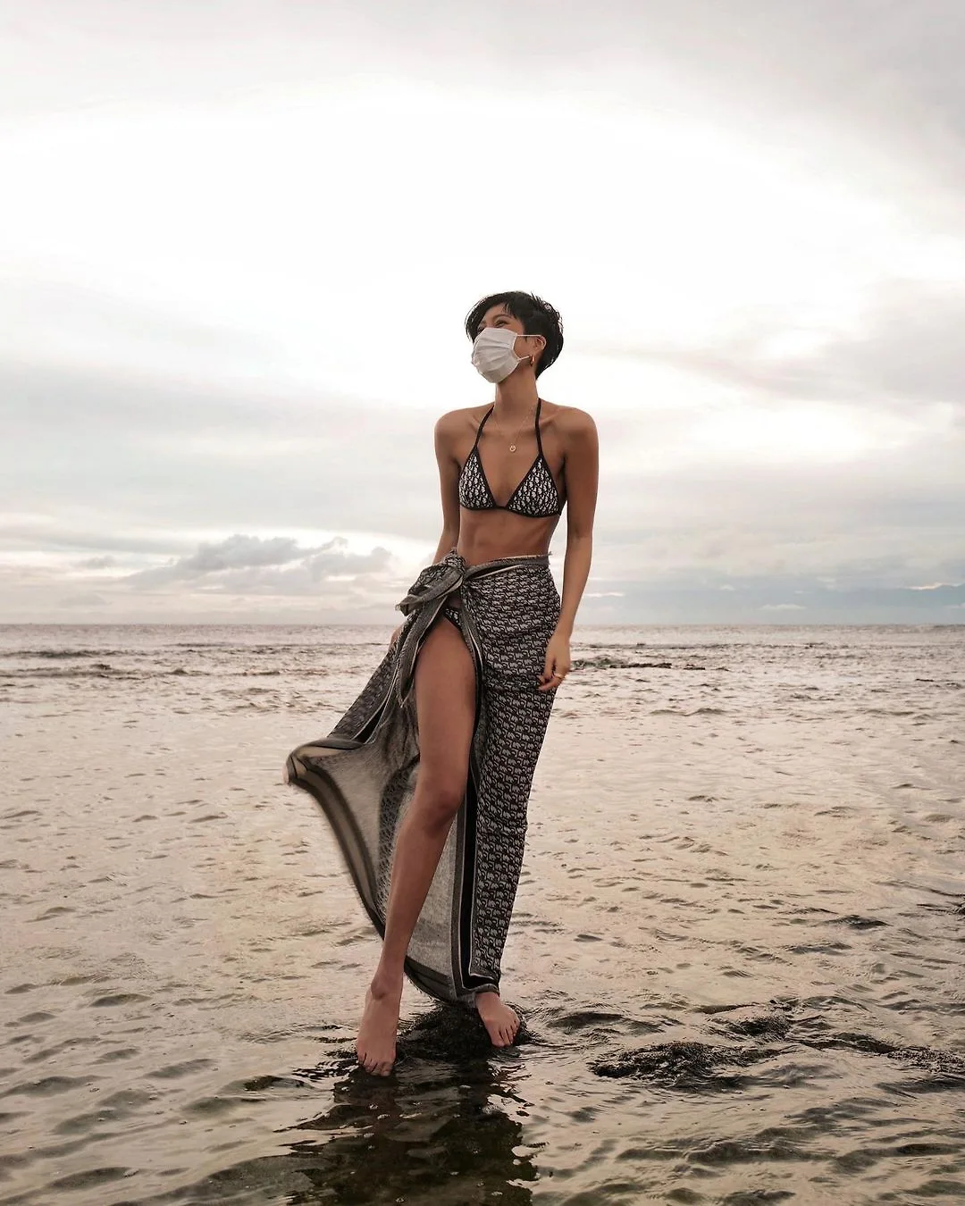áo bikini và khăn lụa