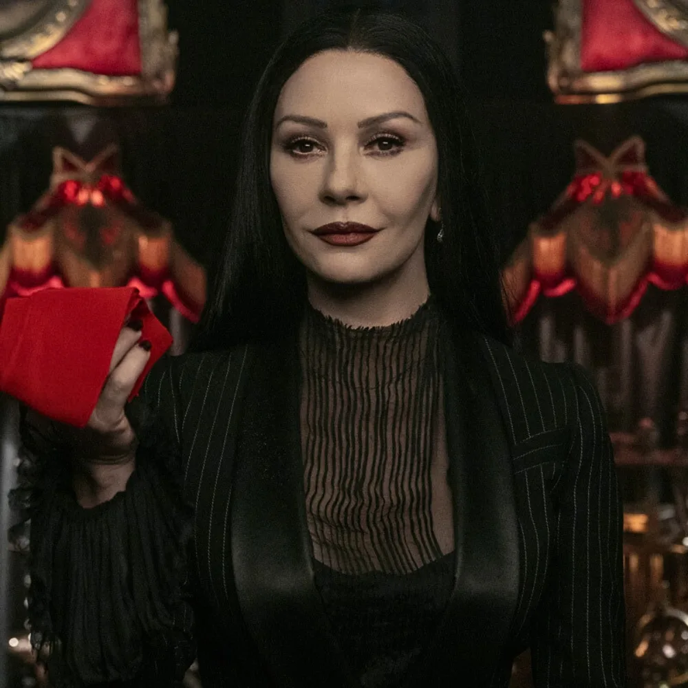 Catherine Zeta-Jones mang trang phục đen và trang điểm đậm màu phong cách gothic trong Wednesday