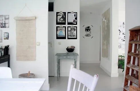 Thay cho sự ngăn cách giữa các phòng như trước kia, Desiree đã cho phá bỏ hầu hết các bức tường trong nhà để tạo ra không gian thông suốt và thoáng đãng. giờ đây cô có thể đứng ở trong bếp mà vẫn có thể lướt mắt để thấy phòng khách và tiền sảnh.
