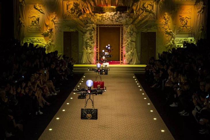 ELLE Việt Nam - Dolce & Gabbana hòa vào cuộc chơi công nghệ với bộ sưu tập Thời trang Tín ngưỡng (28) ELLE Việt Nam - Dolce & Gabbana hòa vào cuộc chơi công nghệ với bộ sưu tập Thời trang Tín ngưỡng (28)