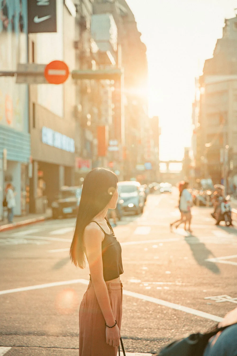 phụ nữ suy nghĩ về bản thân cô gái đi dạo