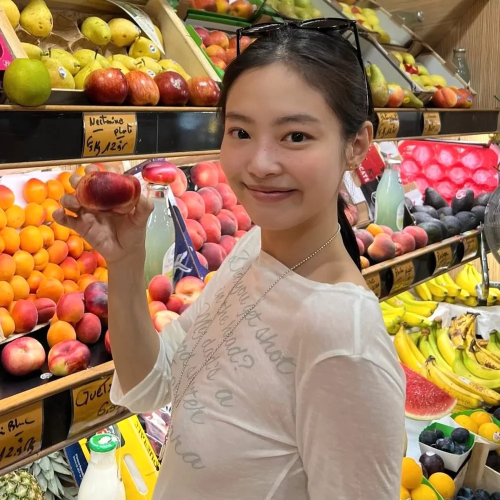 Jennie đang cầm loại quả có chỉ số đường huyết thấp.