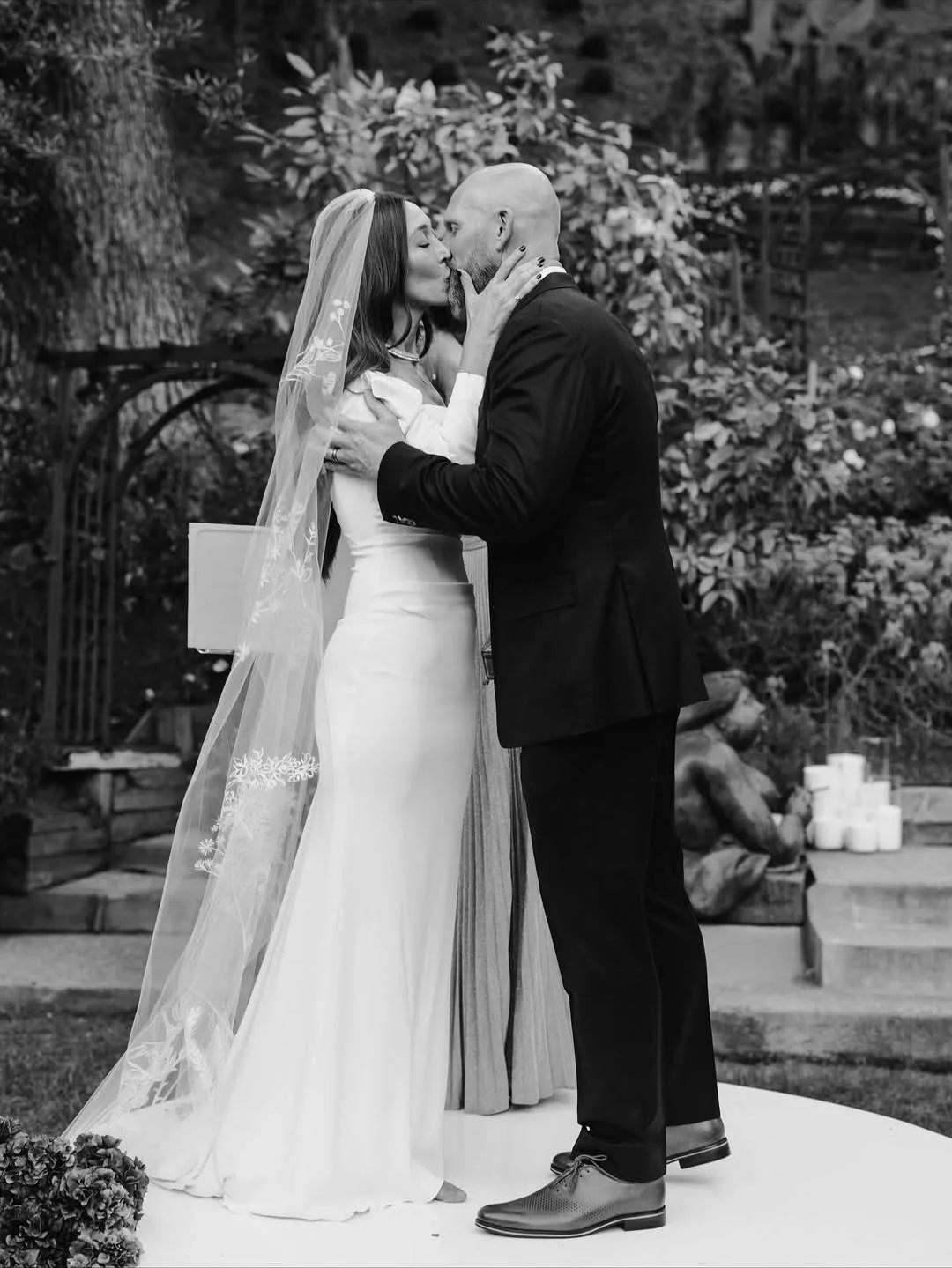 Alana Hadid tại hôn lễ cùng chồng, Ross Williams