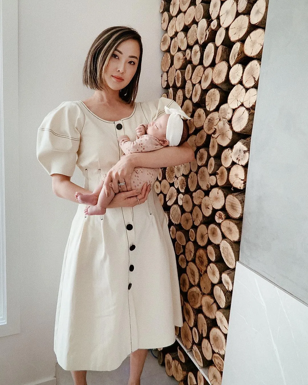 Trang phục ở nhà của Chriselle Lim với đầm tay phồng màu trắng