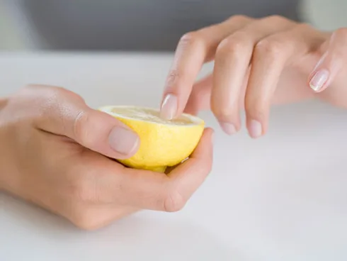 Dùng những lát chanh tươi đắp, hoặc chà nhẹ lên tay và móng