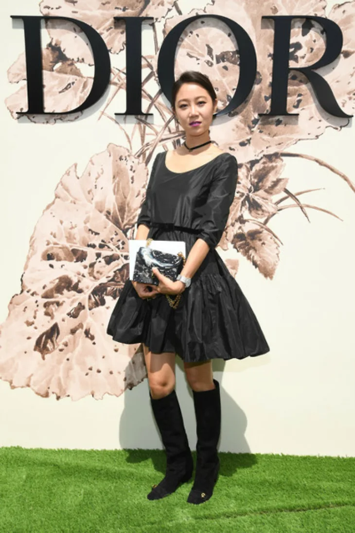 Nữ diễn viên chính của bộ phim Hàn Quốc đình đám "It's Okay. It's love" Gong Hyo Jin cá tính trong chiếc đầm đen và đôi boots
