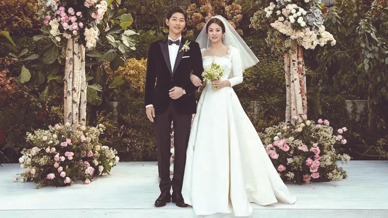 Xuýt xoa với quá trình làm nên chiếc đầm cưới Dior của Song Hye Kyo
