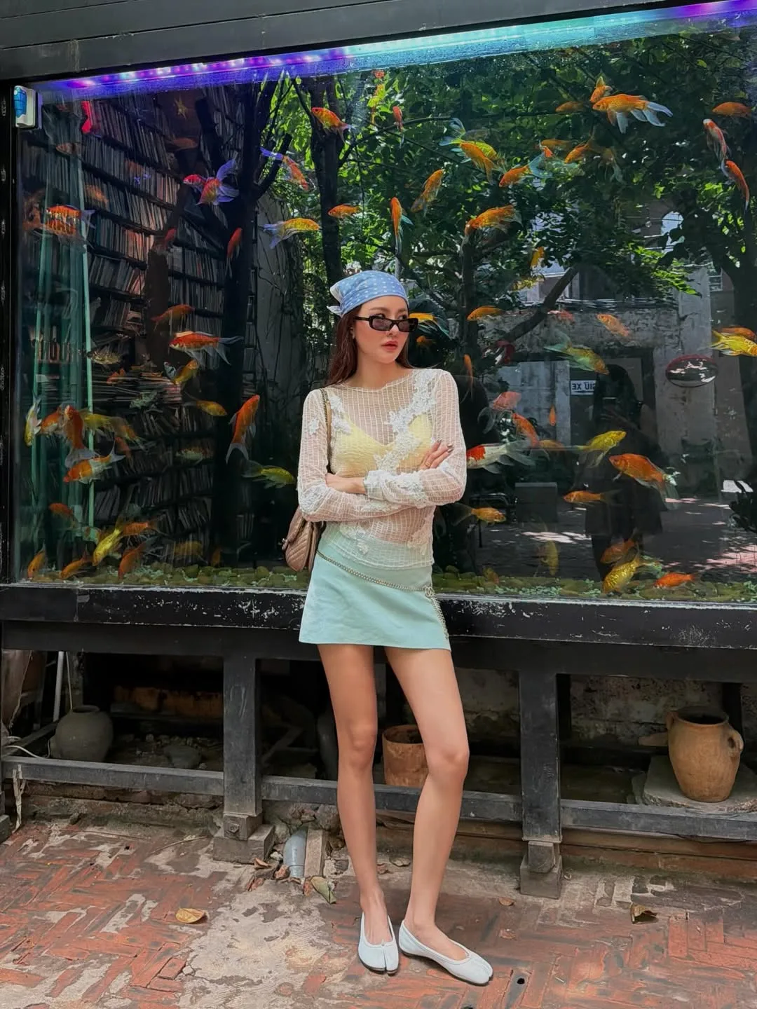 Bản phối hoàn hảo cho những chuyến đi biển: Crop-top lưới khoác ngoài bikini quyến rũ.