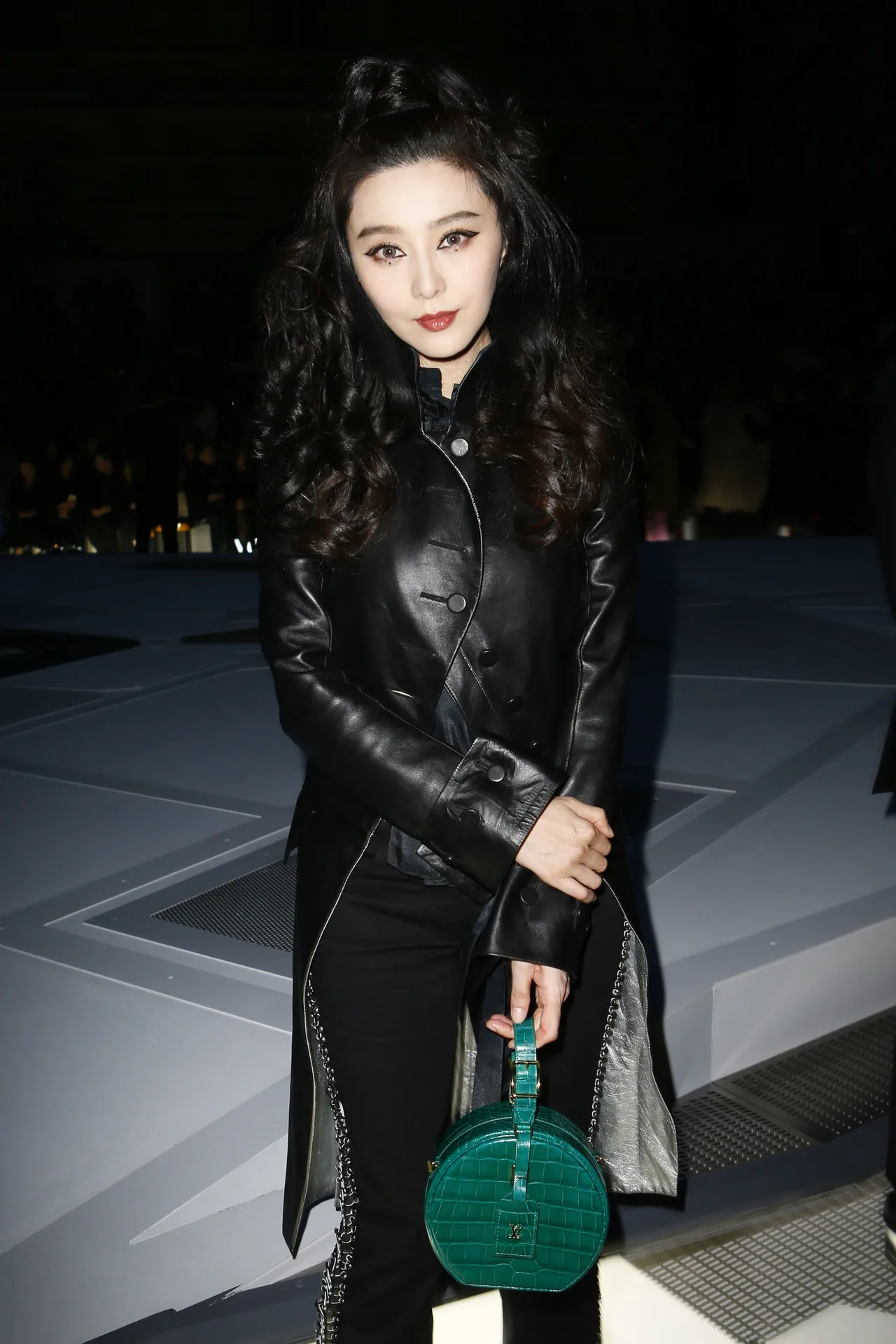 elle-viet-nam-pham-bang-bang-dien-cay-den-pha-cach-tren-hang-ghe-dau-show-thudong-thuong-hieu-louis-vuitton elle-viet-nam-pham-bang-bang-dien-cay-den-pha-cach-tren-hang-ghe-dau-show-thudong-thuong-hieu-louis-vuitton