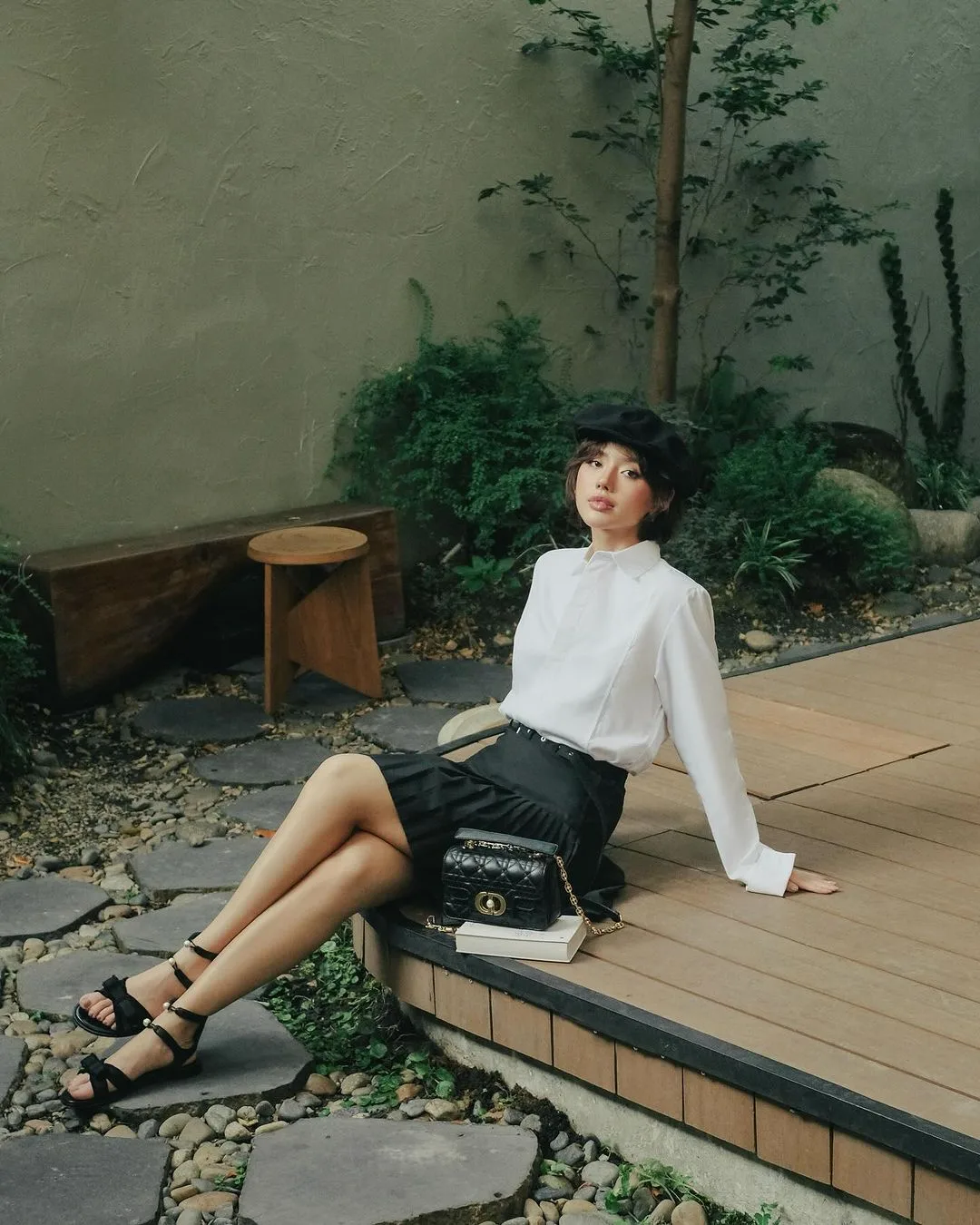 Khánh Linh mang Áo blouse cổ sơ mi
