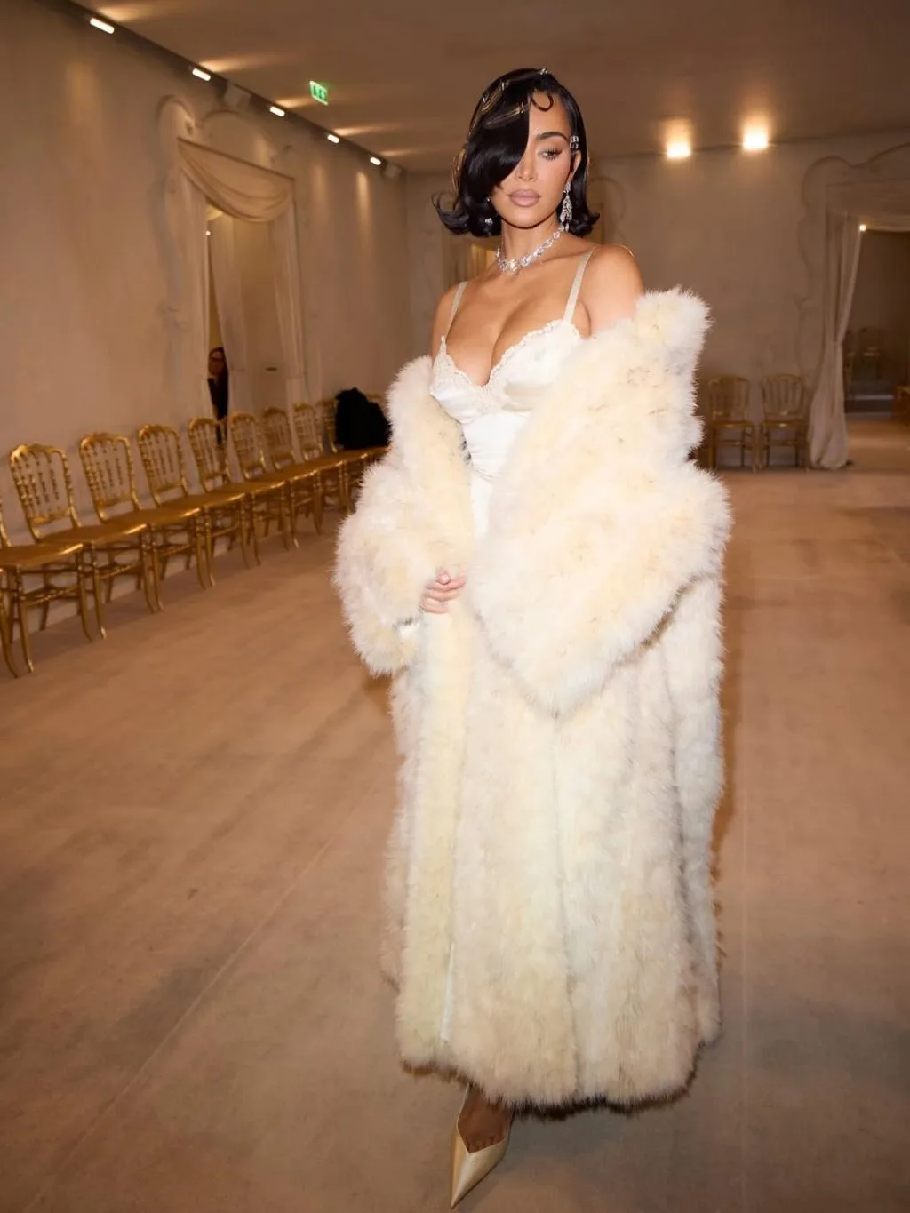 Kim Kardashian diện áo khoác lông