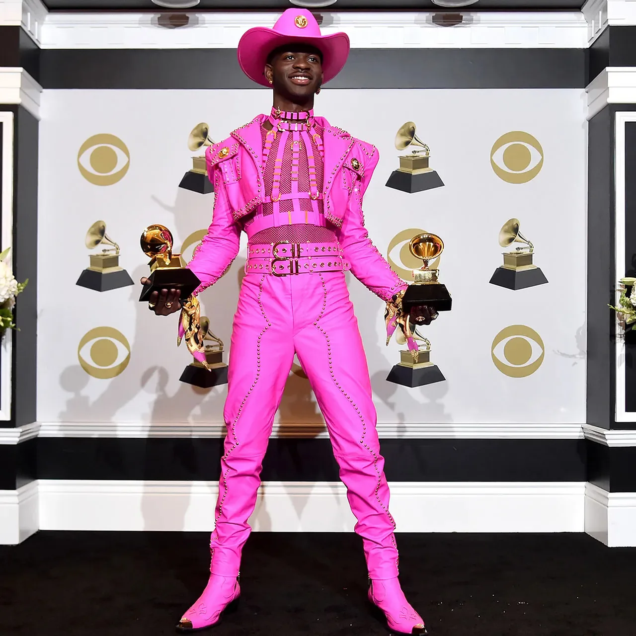 màu hồng tự hào và táo bạo Lil nas X mặc trang phục pink fuschia tự hào và táo bạo
