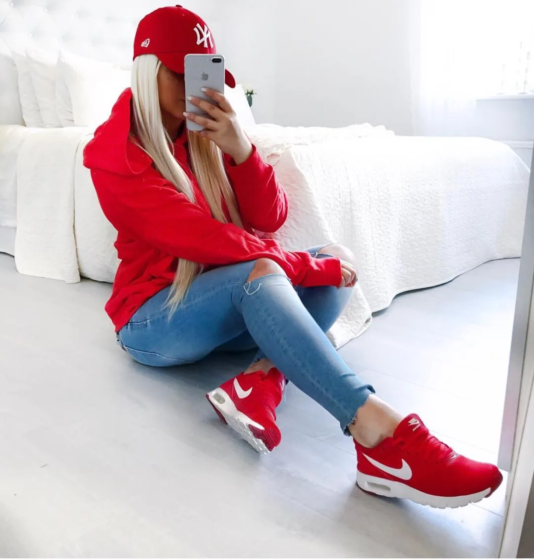 Những cô nàng sở hữu tủ giày sneaker trong mơ của mọi cô gái Những cô nàng sở hữu tủ giày sneaker trong mơ của mọi cô gái