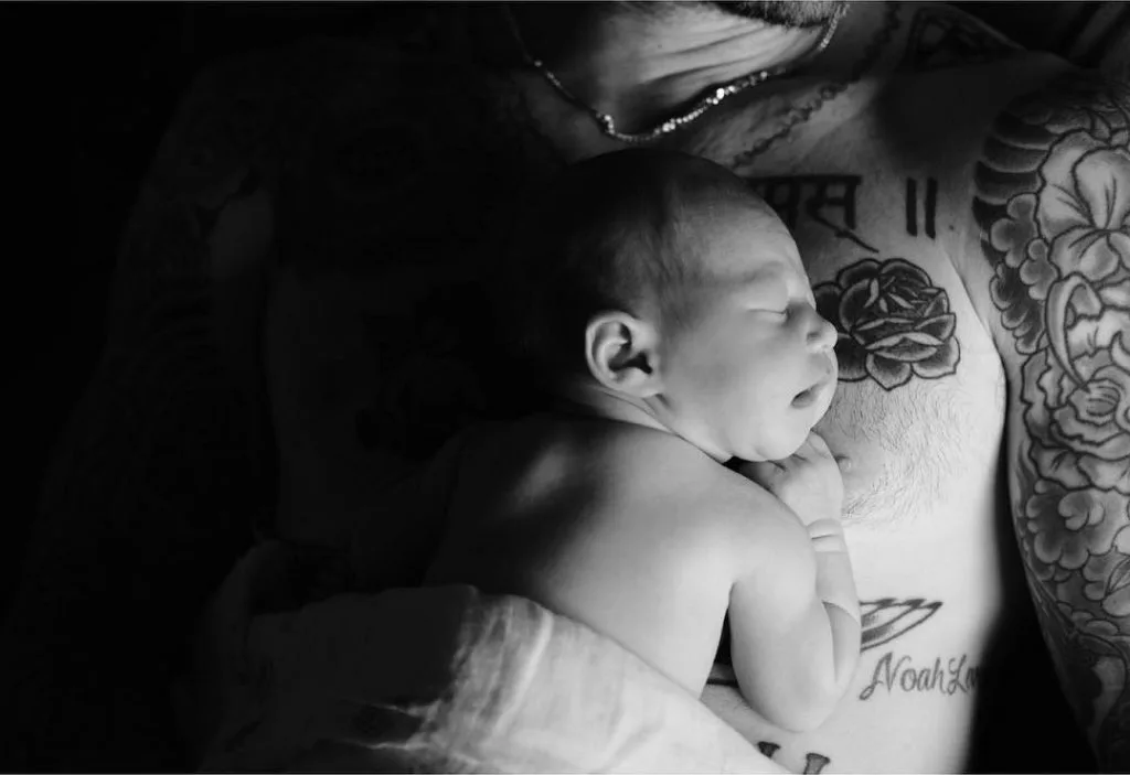 Dusty Rose Levine nằm trên ngực của Adam Levine.