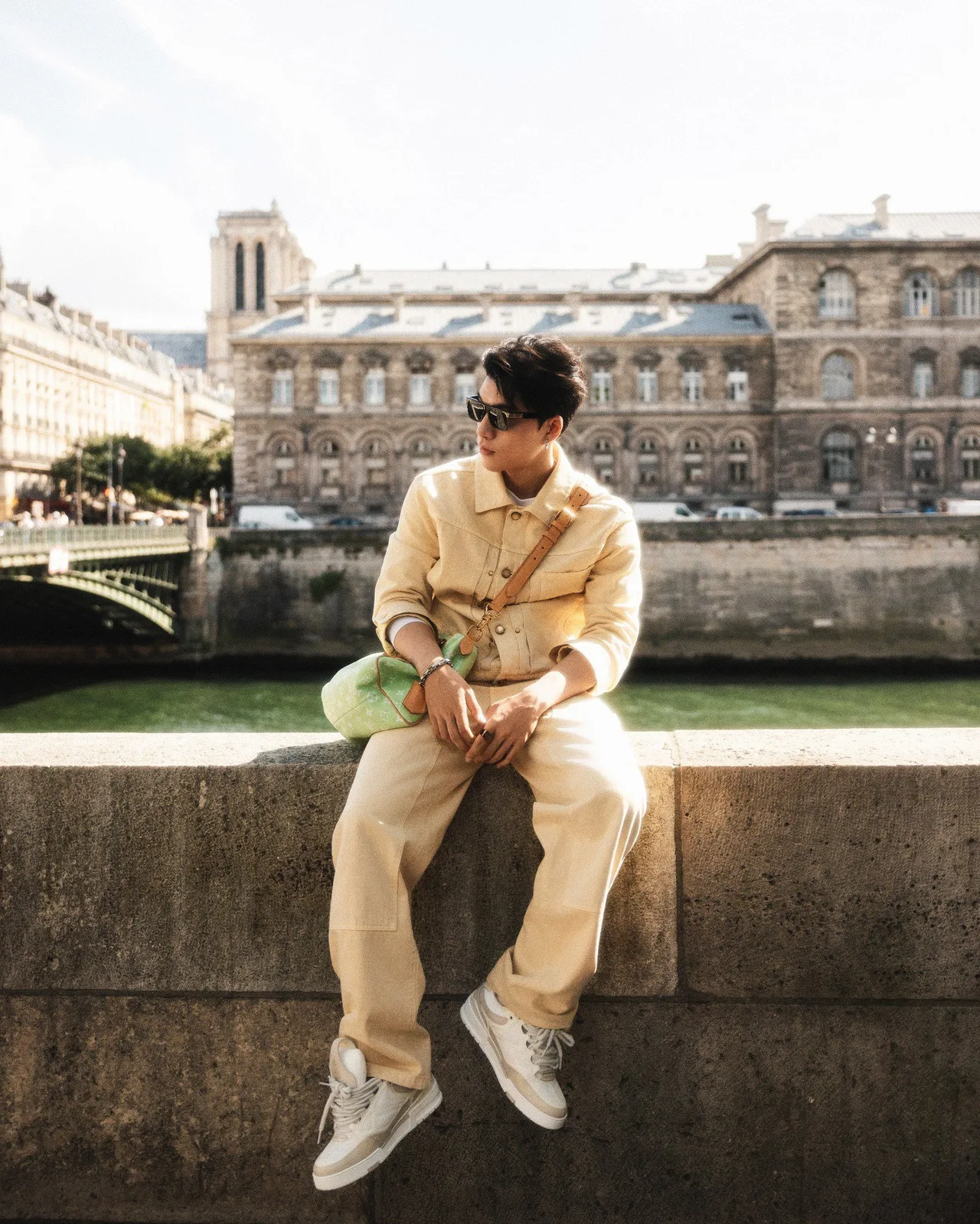 HIEUTHUHAI trong trang phục từ Louis Vuitton