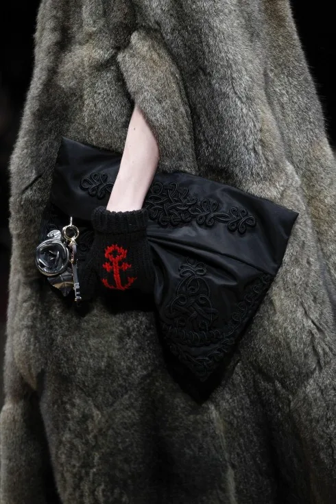 Và cả chiếc clutch tuyệt đẹp này