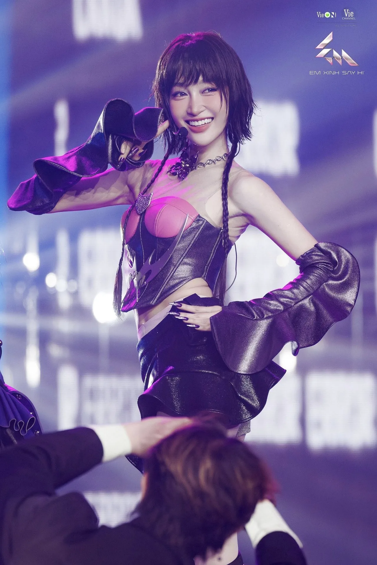 Juky San trong "Em Xinh Say Hi" diện corset