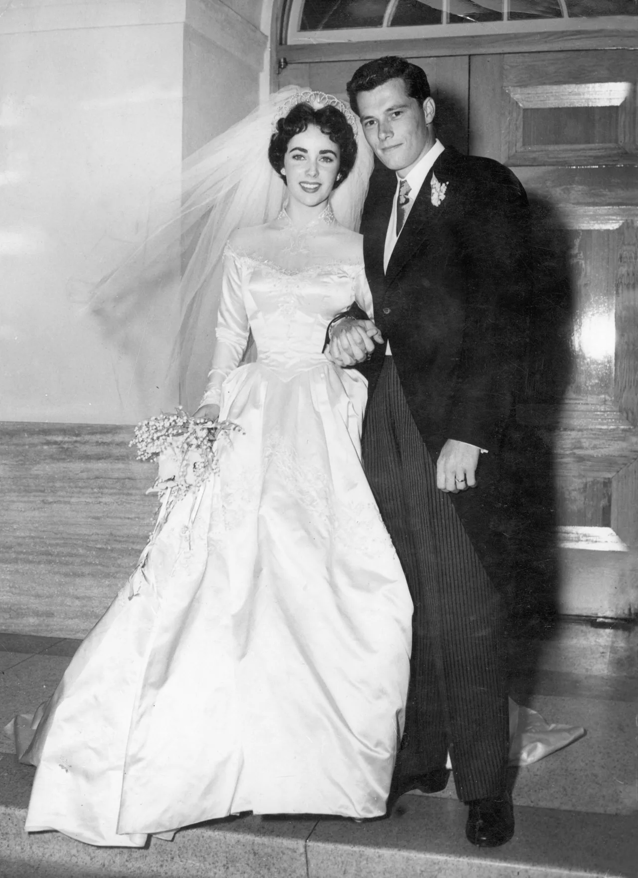 váy cưới chiết eo helen rose thiết kế cho elizabeth taylor