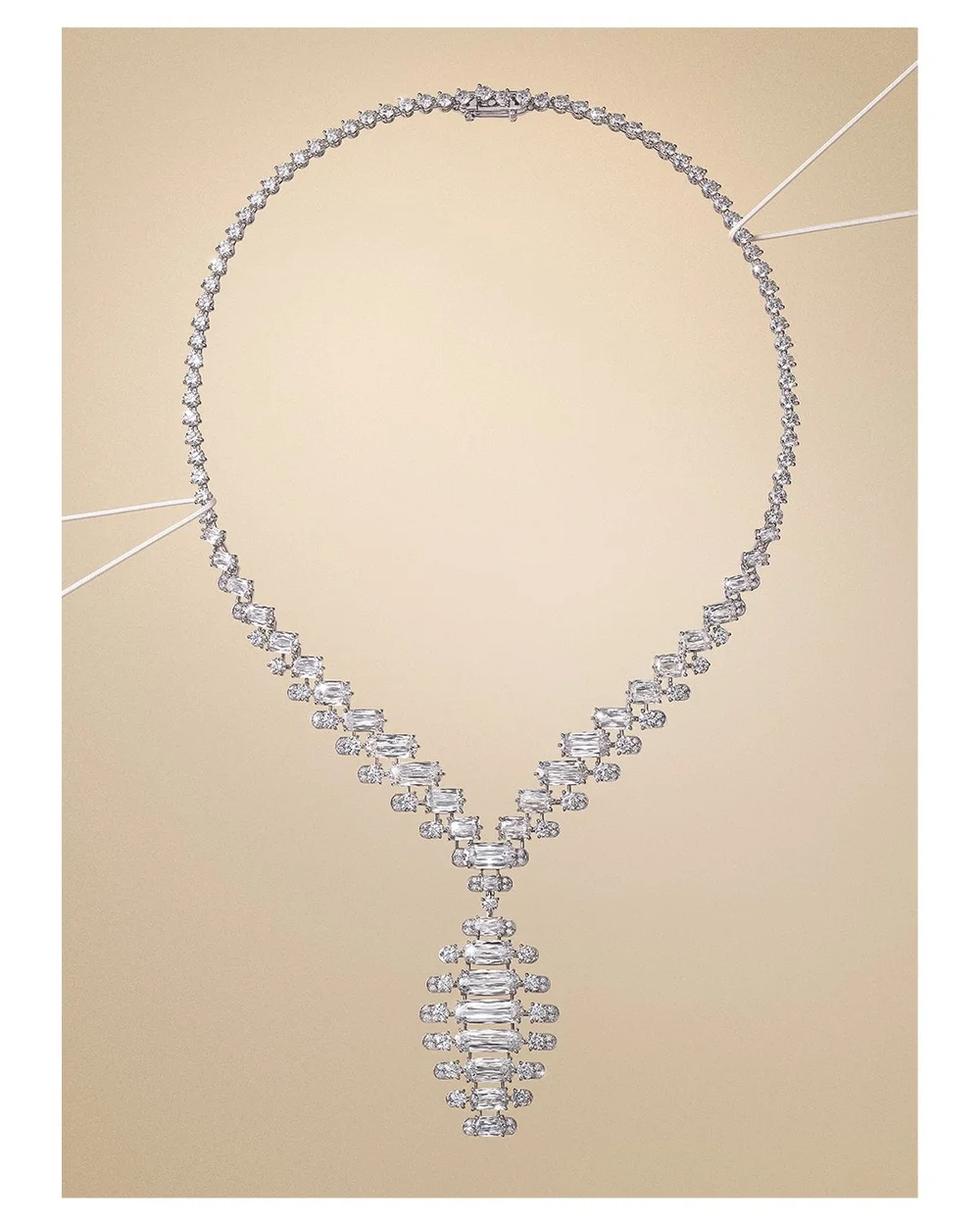 Vòng cổ Splendea hội tụ sự tinh xảo trong kỹ nghệ chế tác và những chấu đá gần như vô hình chính là lời tán dương dành cho savoir-faire trứ danh của Cartier.