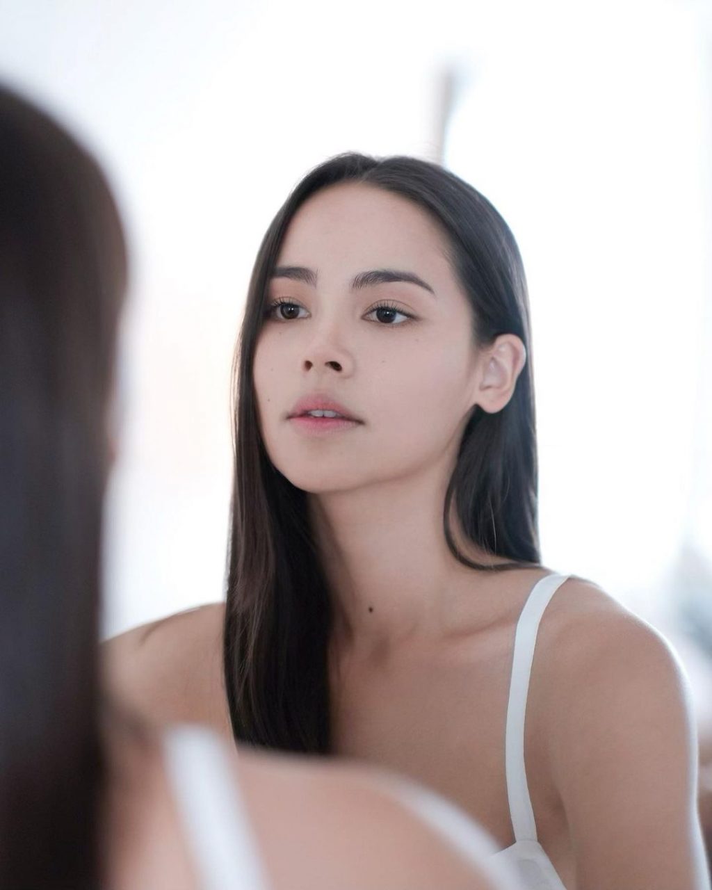 Dùng bông tẩy trang đúng cách sẽ giúp tẩy trang mascara dễ dàng hơn Dùng bông tẩy trang đúng cách sẽ giúp tẩy trang mascara dễ dàng hơn