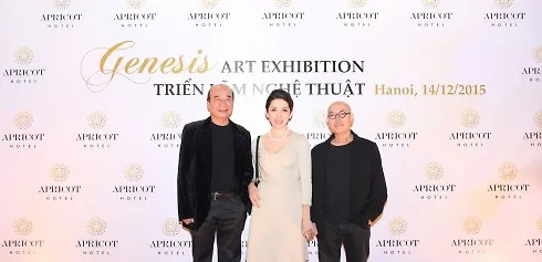Họa sĩ Thành Chương chụp ảnh lưu niệm cùng Ông Ngô Tấn Trọng Nghĩa - Giám tuyển Apricot Gallery