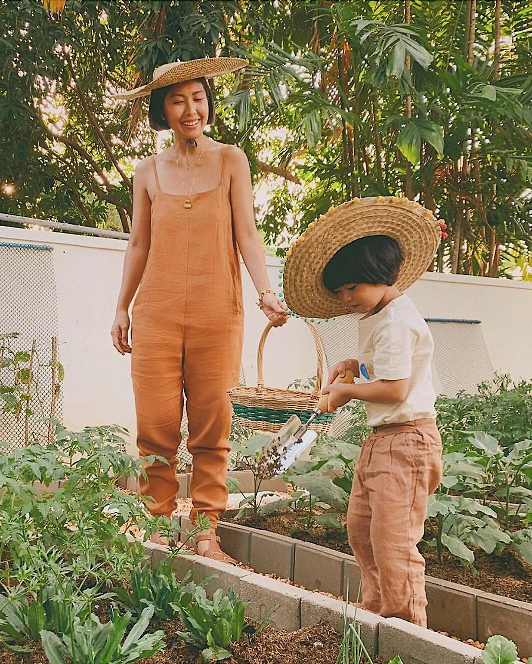 Trang phục ở nhà thoải mái cho mẹ với jumpsuit vải linen