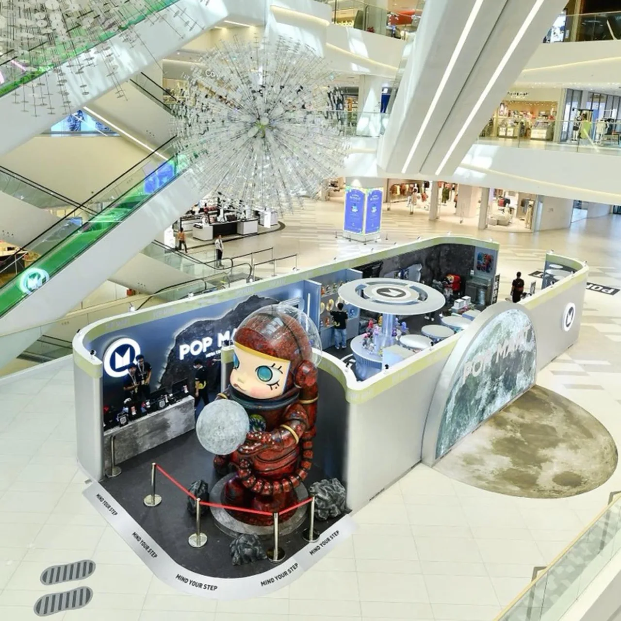 Tượng Space Molly cao 4m tại triển lãm MEGA của POP MART
