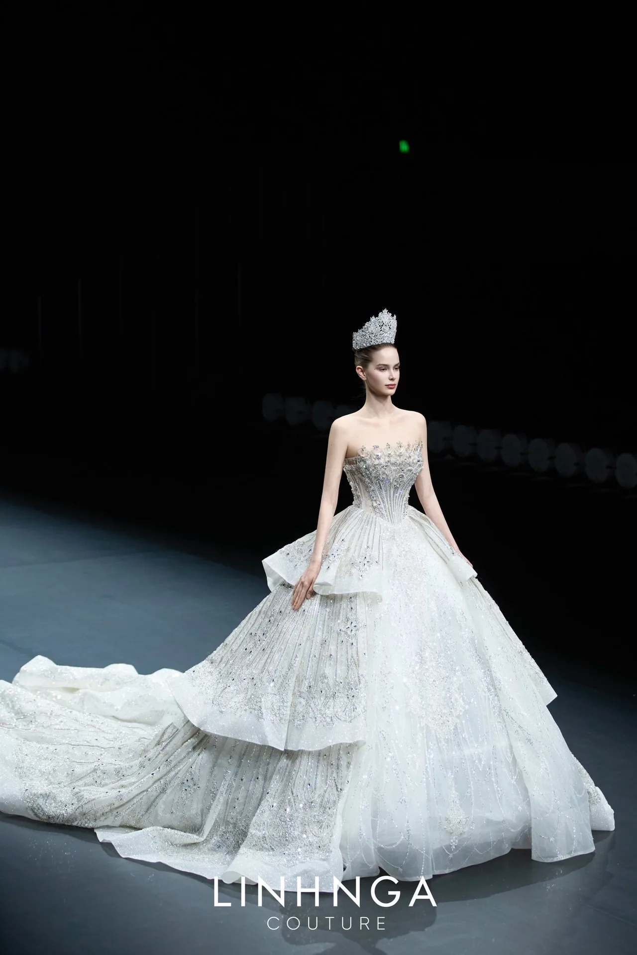 elle-linh-nga-couture-shanghai-fashion-week-2026-tuan-le-thoi-trang-thuong-hai-thoi-trang-viet00007
