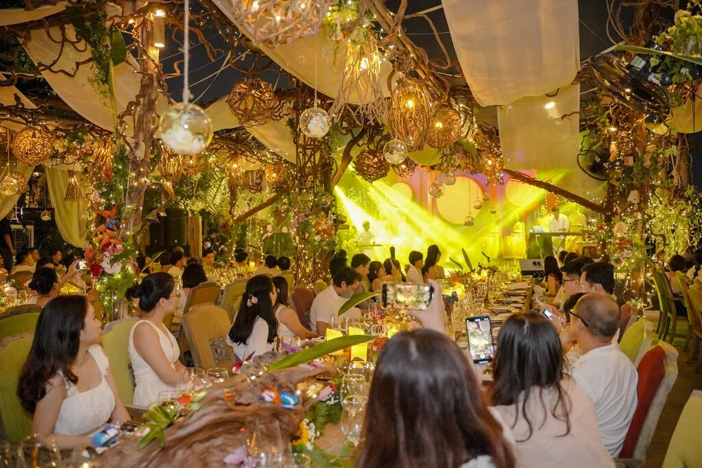người dự tiệc ở khu nghỉ dưỡng
