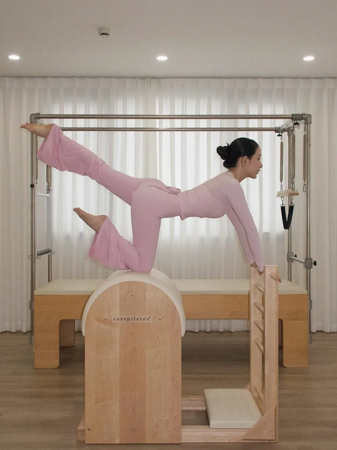 Quần legging ống loe giúp tỉ lệ đôi chân cân bằng.