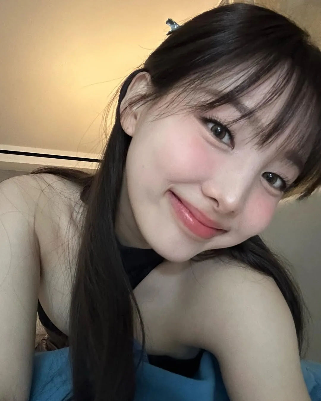 Nayeon selfie cười tươi, tóc đen, da đẹp, Azelaic acid