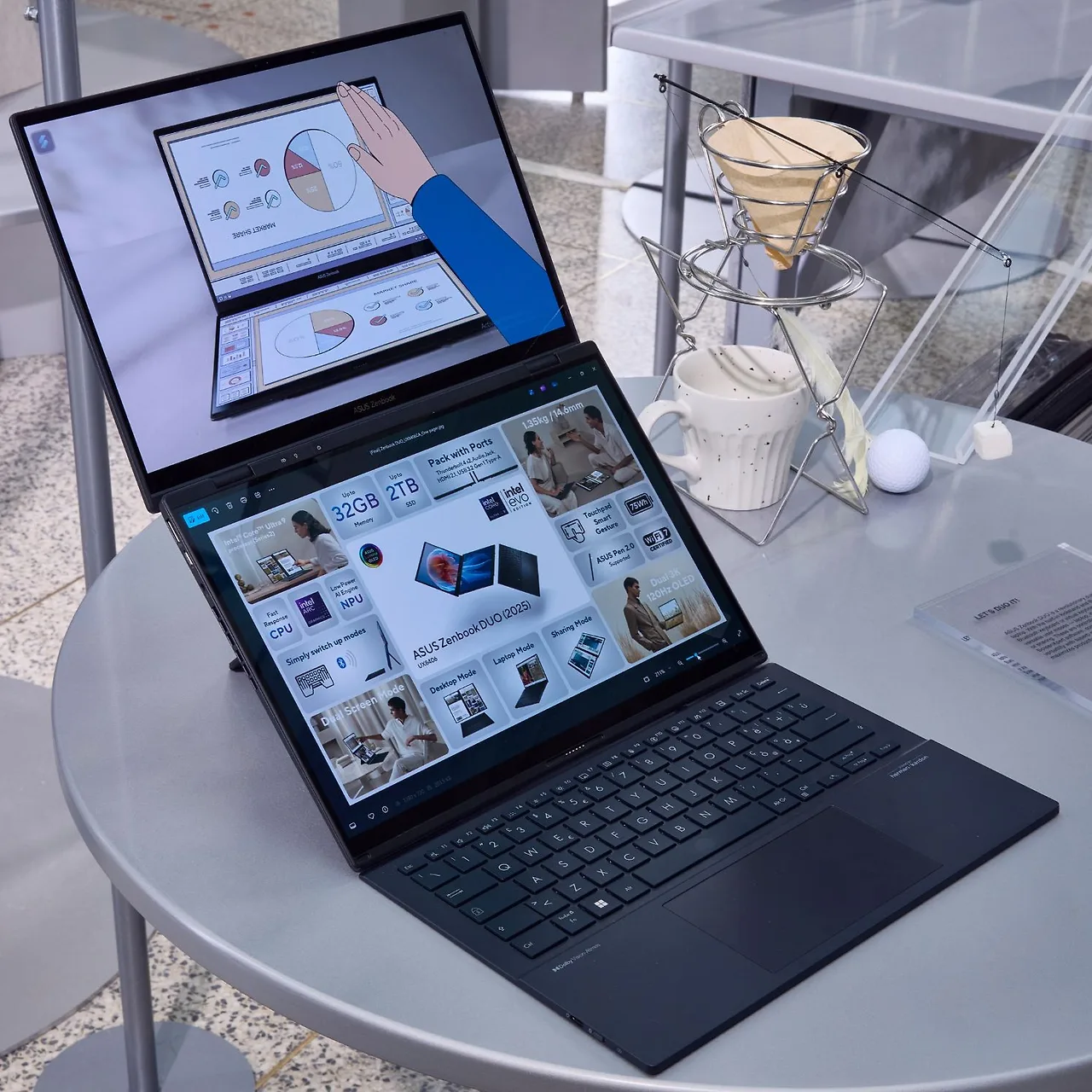 Với màn hình kép Lumina OLED rực rỡ và AI tích hợp, Zenbook DUO bản 2025 mở rộng không gian làm việc theo cách linh hoạt và tự nhiên nhất.