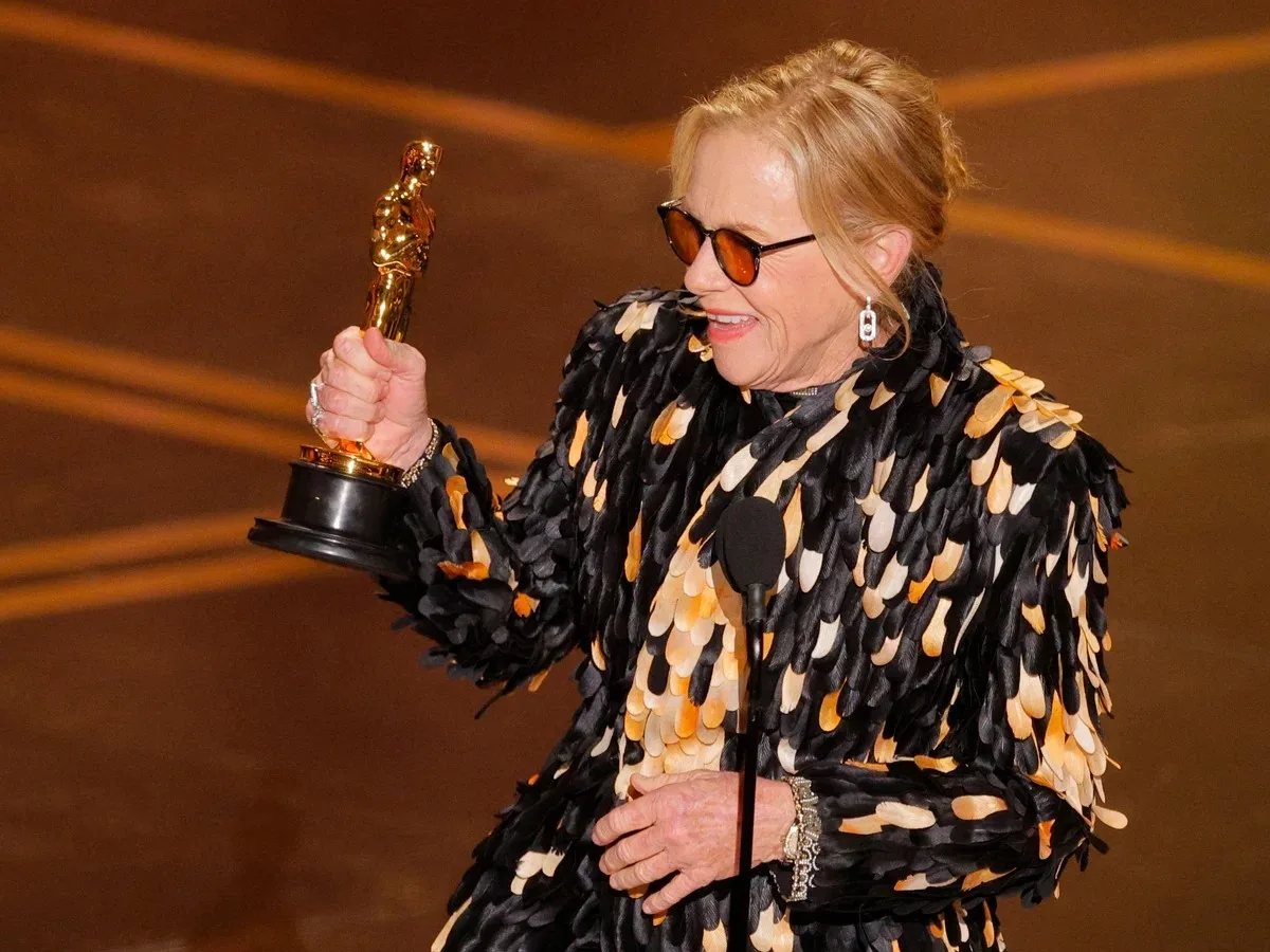 Nữ diễn viên Amy Madigan trên sân khấu Oscar 2026
